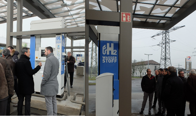 The French delegation visits the hydrogen filling station in Karlsruhe © EIFER
